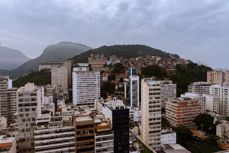Da Chuva à Resiliência: Como o Rio de Janeiro Está Reinventando a Arquitetura Diante das Crises Climáticas